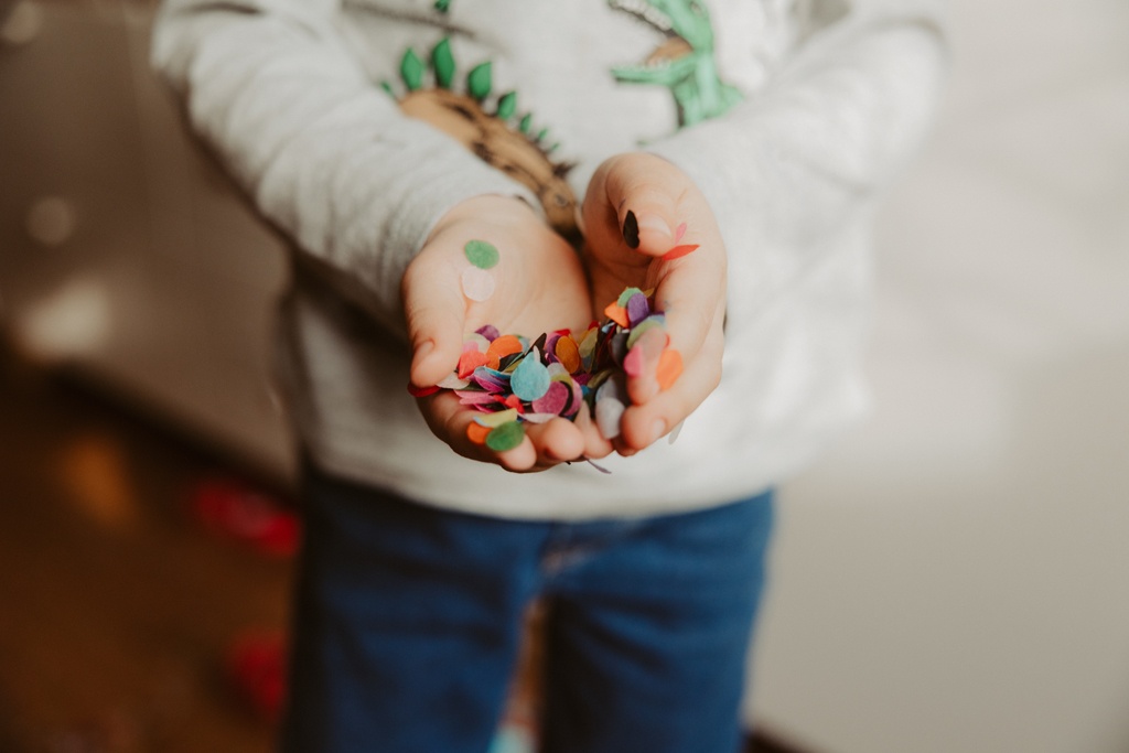 Kindergeburtstag berlin Kinderfotografin Kinderfotos auf einem Kindergeburtstag mit der Fotografin aus berlin Homestory Konfetti lachende Kinder pinnte viele färben Kinder haben spaß Fotografin aus berlin familienfotos im Wohnzimmer Familienfotografin aus berlin