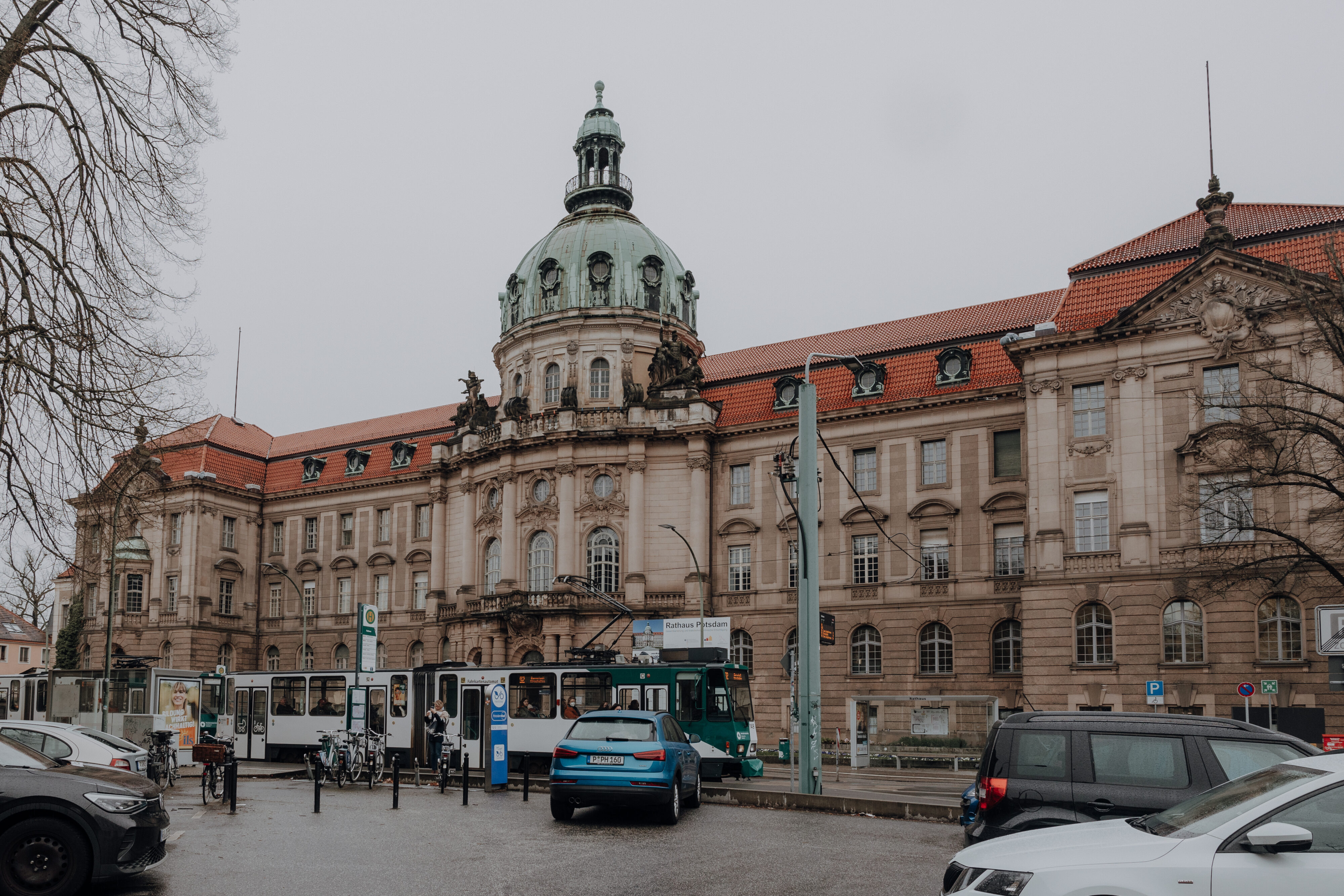 Rathaus Potsdam Standesamtliche Hochzeit im Rathaus in Potsdam Hochzeitsfotograf aus Berlin in Potsdam Hochzeitsfotos und Paarfotos auf der Straße