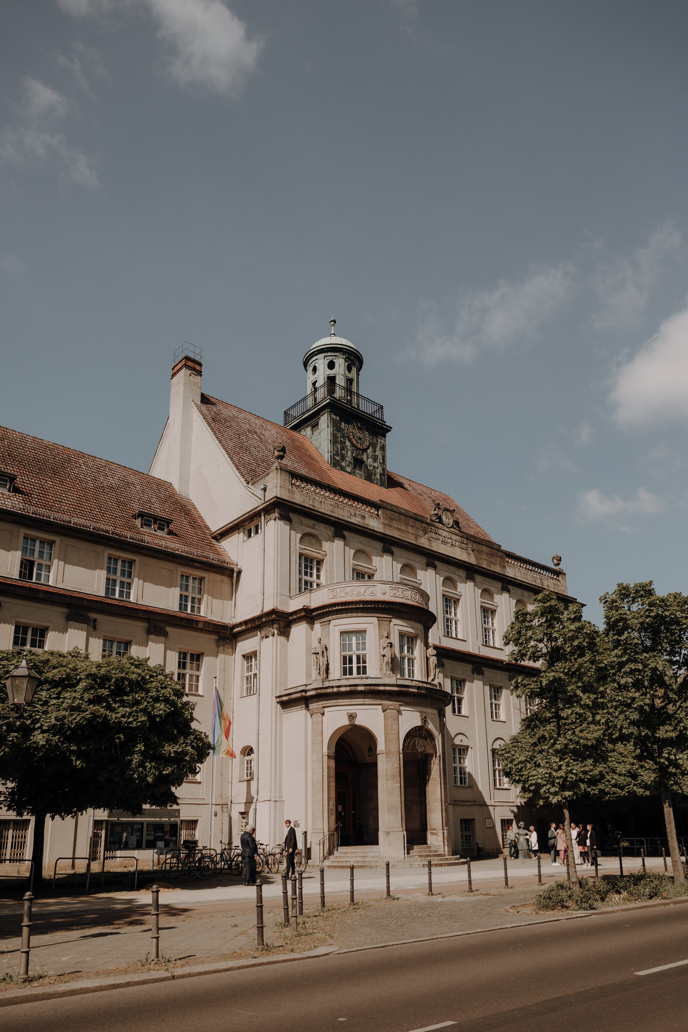 Standesamt Treptow Köpenick Berlin Hochzeitsfotos Hochzeitsfotograf Berlin Insel der Jugend Berliner Hochzeit Treppenhaus Treppenfotos Paarfotos Hochzeitspaar Trauung