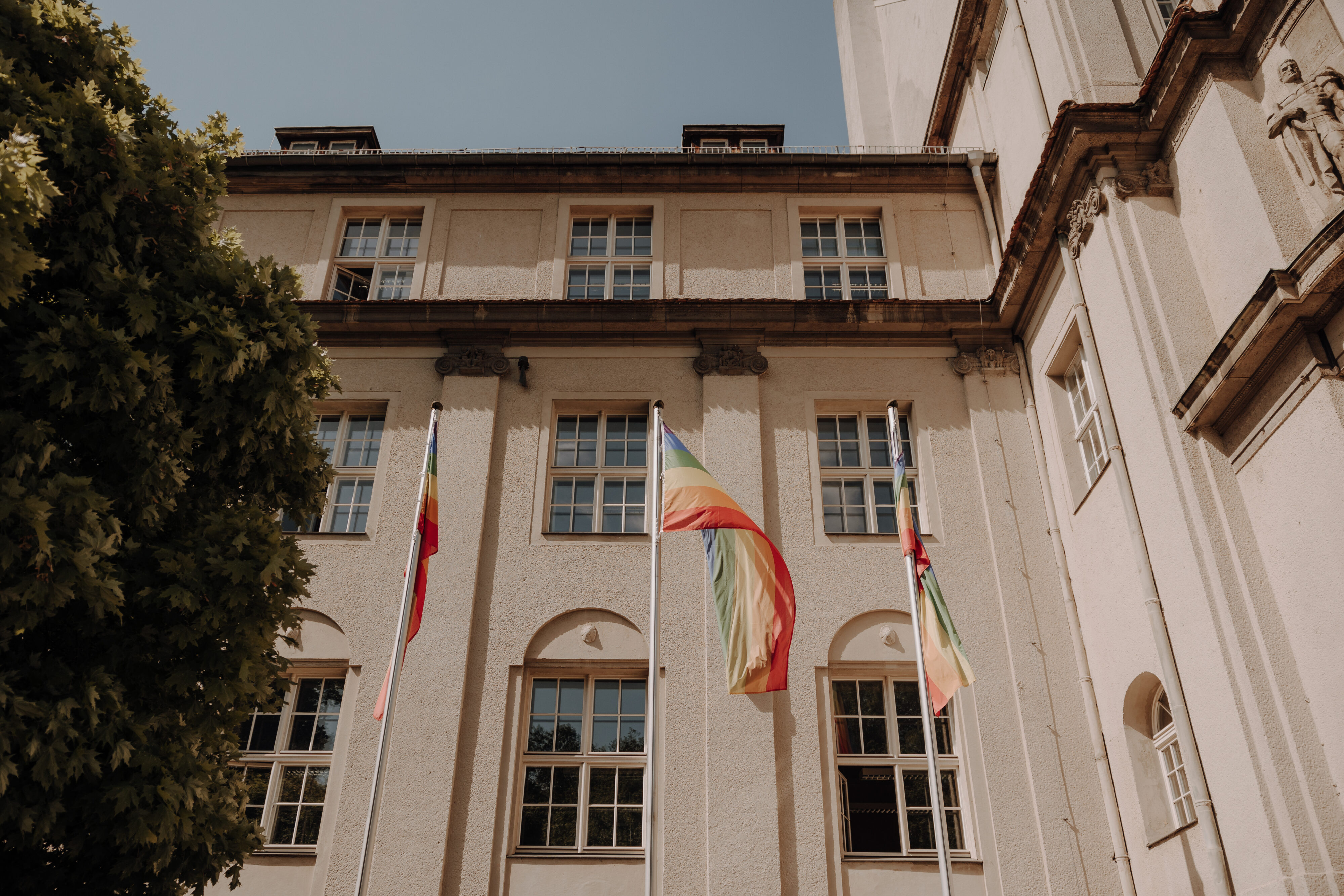 Standesamt Treptow Köpenick Berlin Hochzeitsfotos Hochzeitsfotograf Berlin Insel der Jugend Berliner Hochzeit Treppenhaus Treppenfotos Paarfotos Hochzeitspaar Trauung