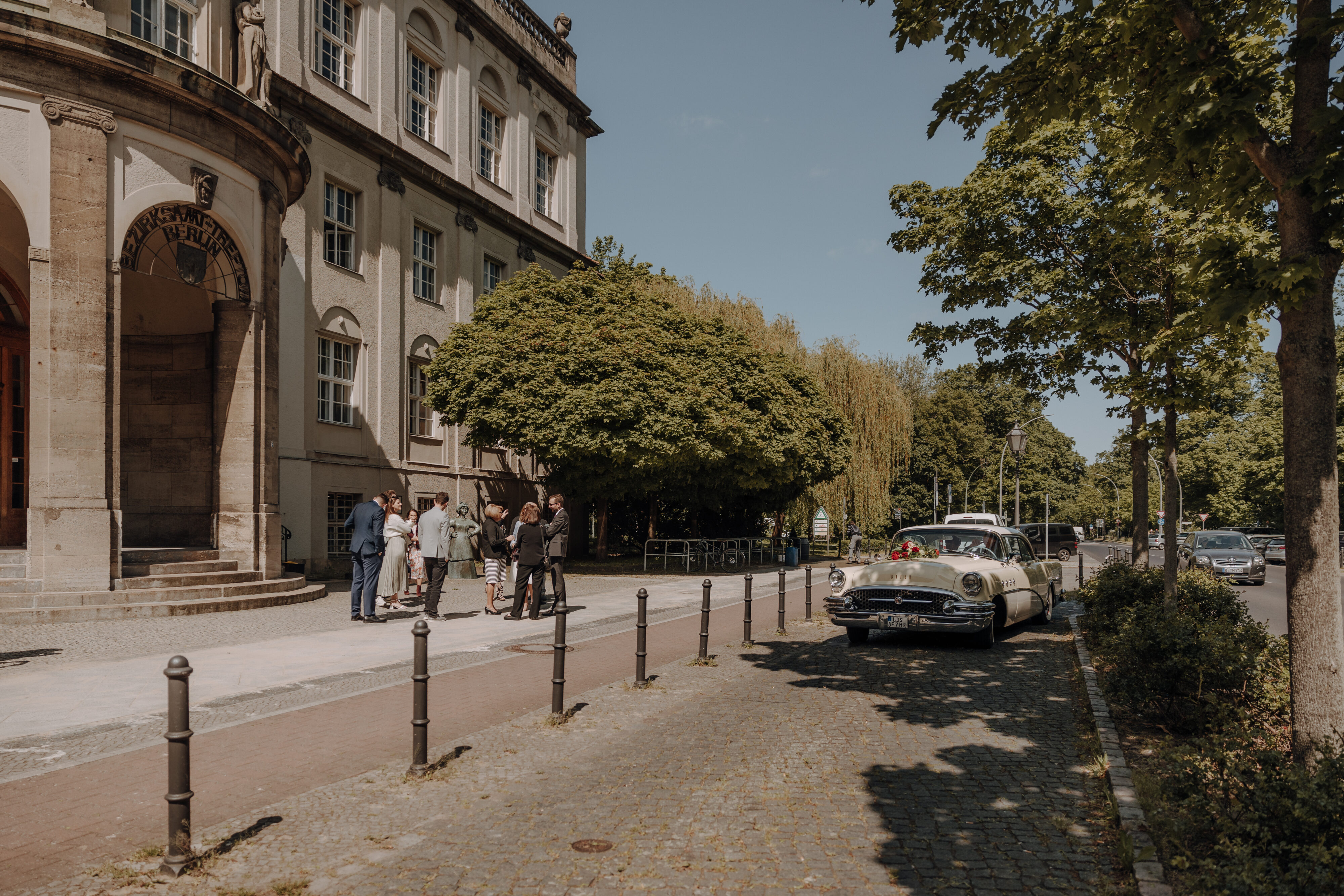 Standesamt Treptow Köpenick Berlin Hochzeitsfotos Hochzeitsfotograf Berlin Insel der Jugend Berliner Hochzeit Treppenhaus Treppenfotos Paarfotos Hochzeitspaar Trauung