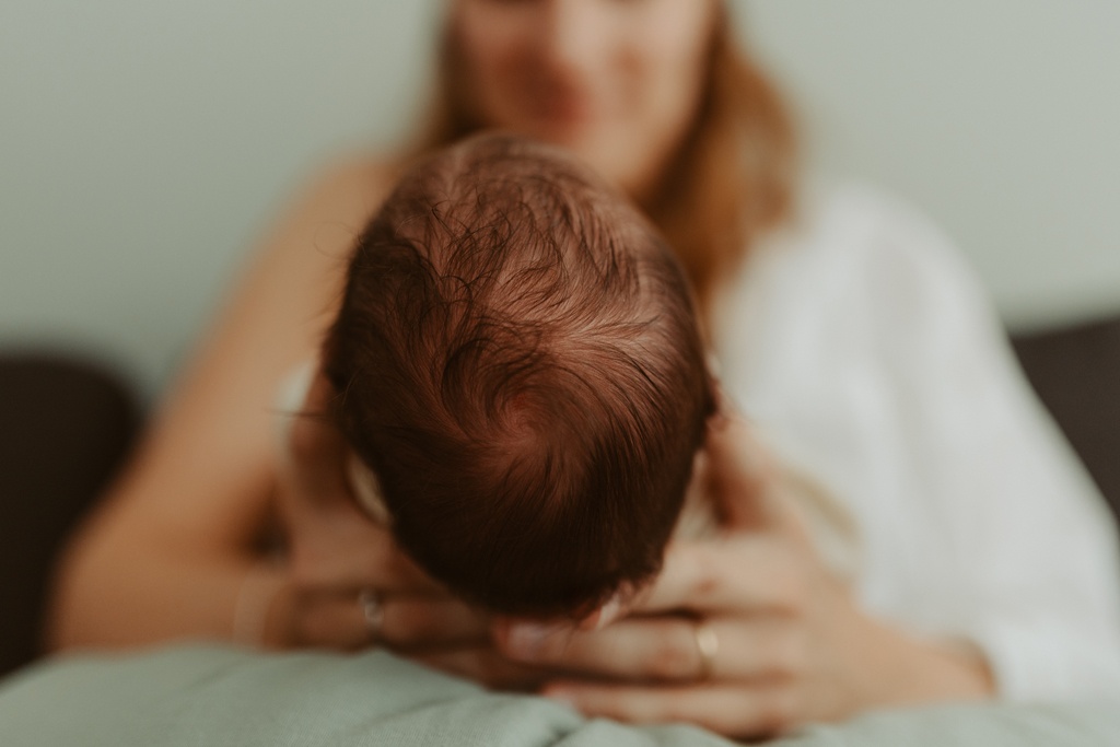 home story berlin Babyfotos baby neugeborenen fotos Fotoshootings newborn mit mommy and Dady fotos zu Hause beim stillen und kuscheln Berliner Fotograf familienfotograf