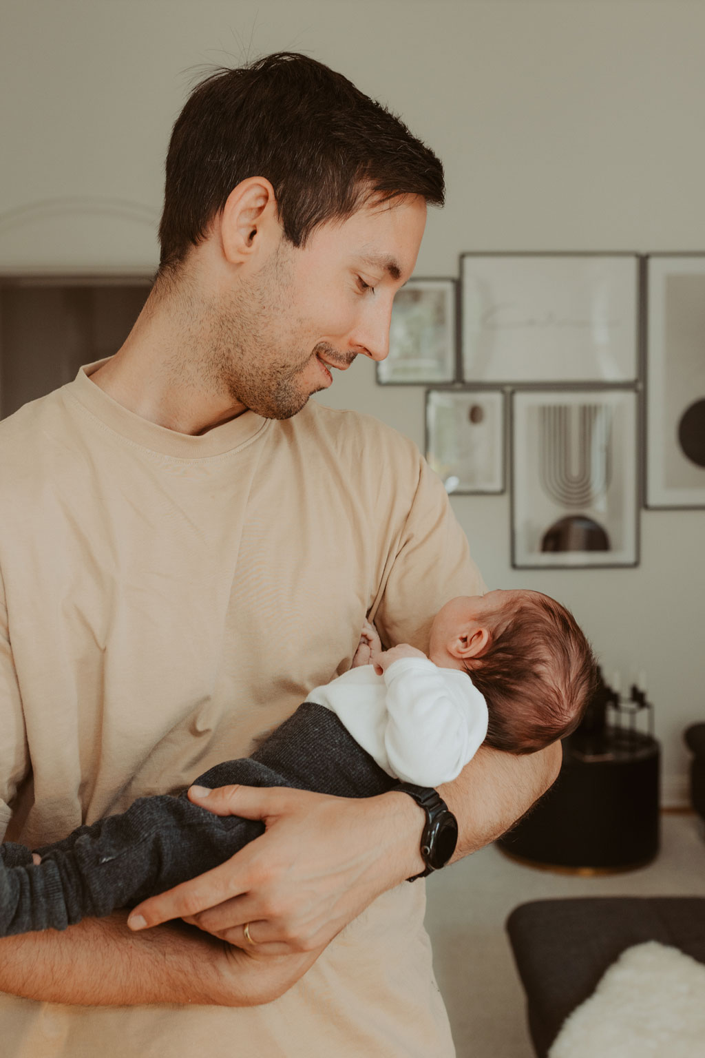 home story berlin Babyfotos baby neugeborenen fotos Fotoshootings newborn mit mommy and Dady fotos zu Hause beim stillen und kuscheln Berliner Fotograf familienfotograf