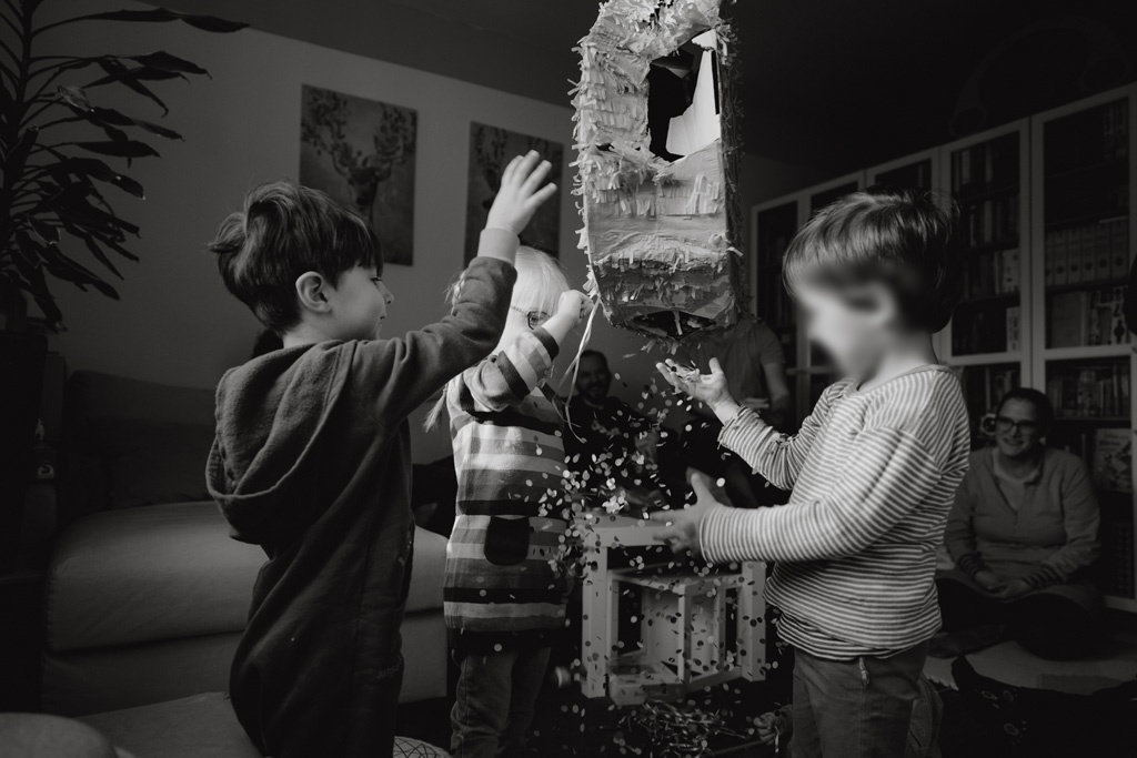 Kindergeburtstag berlin Kinderfotografin Kinderfotos auf einem Kindergeburtstag mit der Fotografin aus berlin Homestory Konfetti lachende Kinder pinnte viele färben Kinder haben spaß Fotografin aus berlin familienfotos im Wohnzimmer Familienfotografin aus berlin