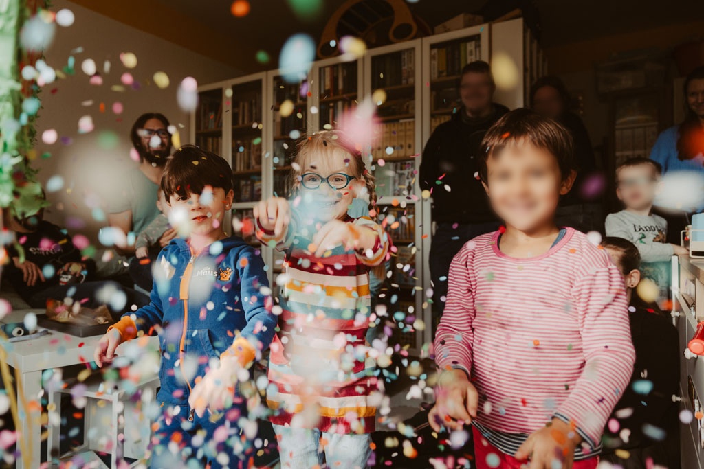 Kindergeburtstag berlin Kinderfotografin Kinderfotos auf einem Kindergeburtstag mit der Fotografin aus berlin Homestory Konfetti lachende Kinder pinnte viele färben Kinder haben spaß Fotografin aus berlin familienfotos im Wohnzimmer Familienfotografin aus berlin