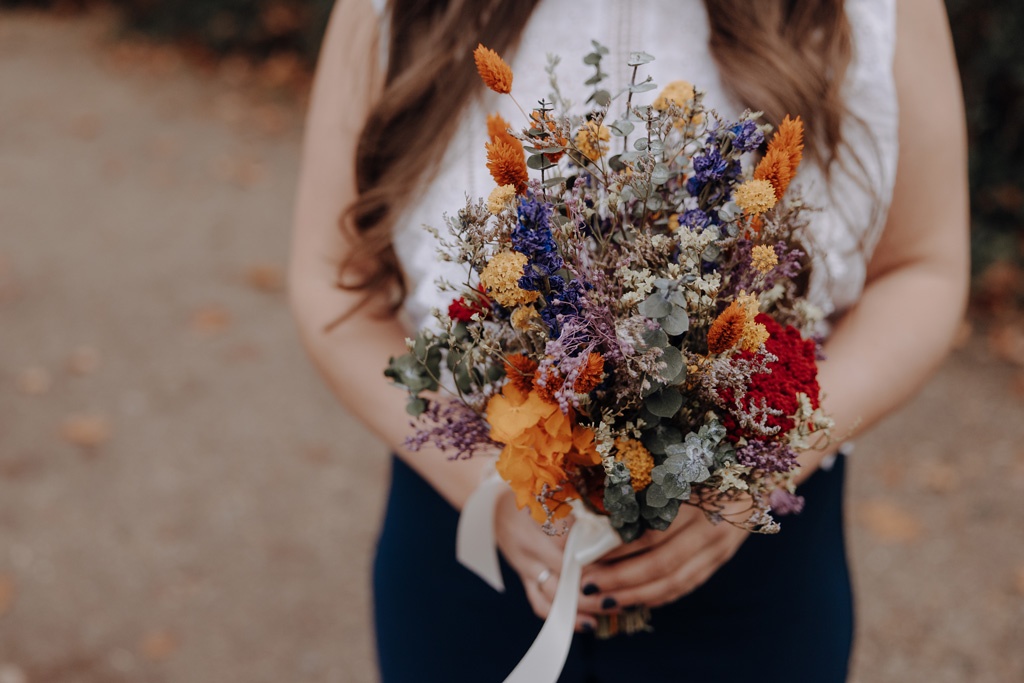 Rathaus Schöneberg Standesamt standesamtliche Trauung Hochzeitsringe Eheringe wiese und park vor dem Rathaus Schöneberg in berlin Blumen Brautstrauß