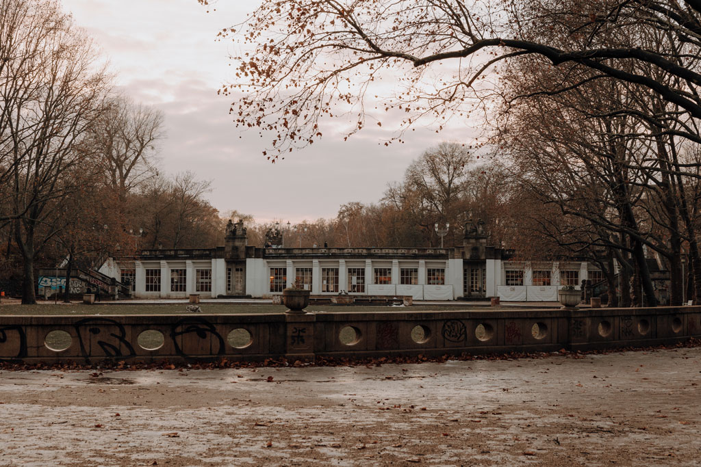 Rathaus Schöneberg Standesamt standesamtliche Trauung Hochzeitsringe Eheringe wiese und park vor dem Rathaus Schöneberg in berlin