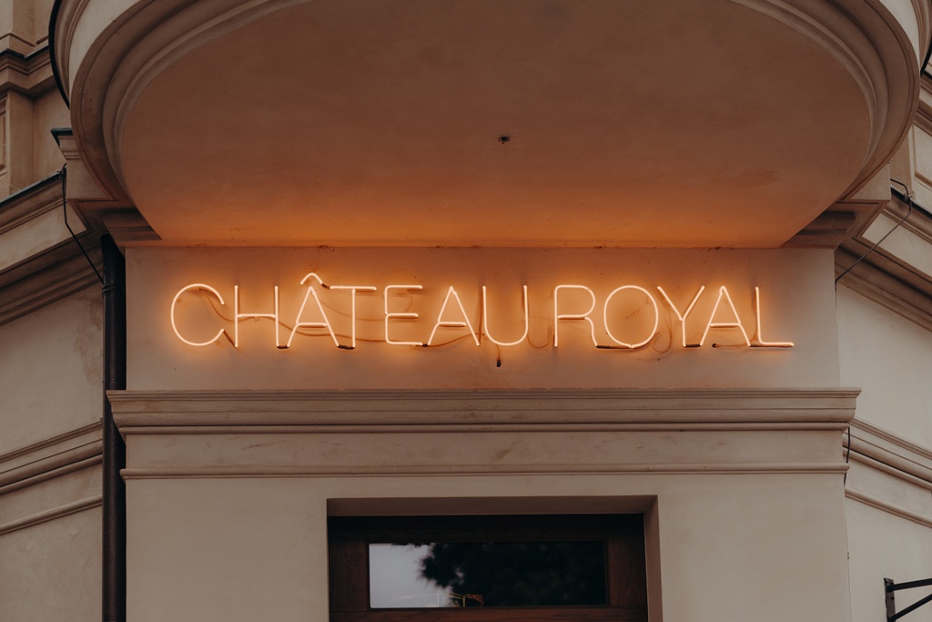 Hochzeitsfotos im Château Royal und Treehouse 3 hochzeitsfotograf berlin Hochzeitsfeier treehouse berlin eventfotos eventfotograf hochzeitsfeier brautpaar getting ready brautkleid chateau royal