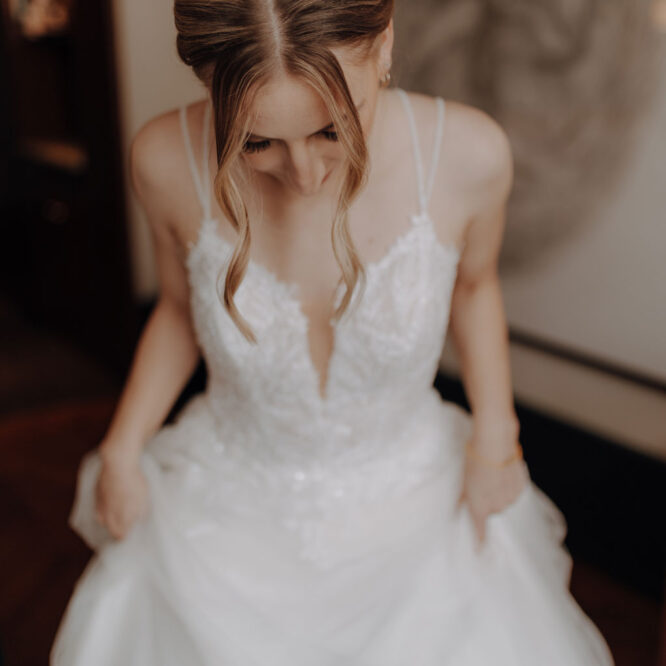 hochzeitsfotograf berlin Hochzeitsfeier treehouse berlin eventfotos eventfotograf hochzeitsfeier brautpaar getting ready brautkleid