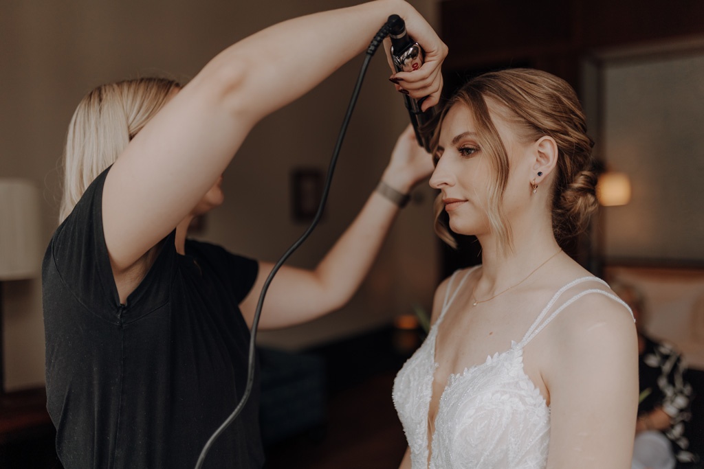 Hochzeitsfotos im Château Royal und Treehouse 13 hochzeitsfotograf berlin Hochzeitsfeier treehouse berlin eventfotos eventfotograf hochzeitsfeier brautpaar getting ready brautkleid