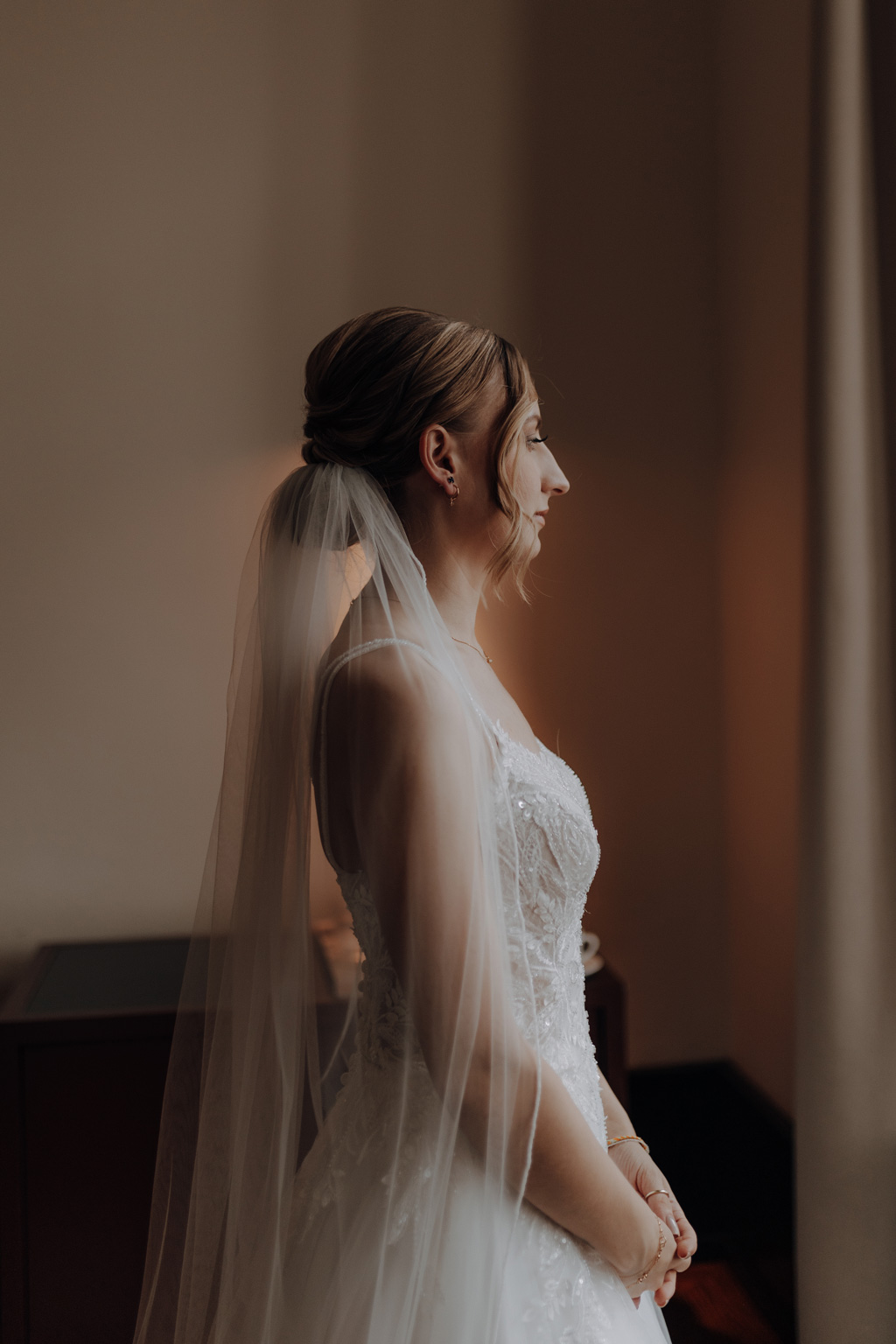 Hochzeitsfotos im Château Royal und Treehouse 16 hochzeitsfotograf berlin Hochzeitsfeier treehouse berlin eventfotos eventfotograf hochzeitsfeier brautpaar getting ready brautkleid