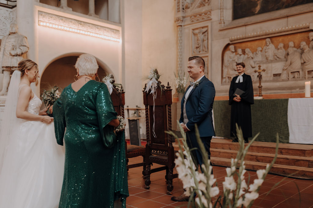 Hochzeitsfotos im Château Royal und Treehouse 24 hochzeitsfotograf berlin Hochzeitsfeier treehouse berlin eventfotos eventfotograf hochzeitsfeier brautpaar kirche kirchliche trauung