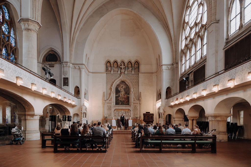 Hochzeitsfotos im Château Royal und Treehouse 20 hochzeitsfotograf berlin Hochzeitsfeier treehouse berlin eventfotos eventfotograf hochzeitsfeier brautpaar kirche kirchliche trauung