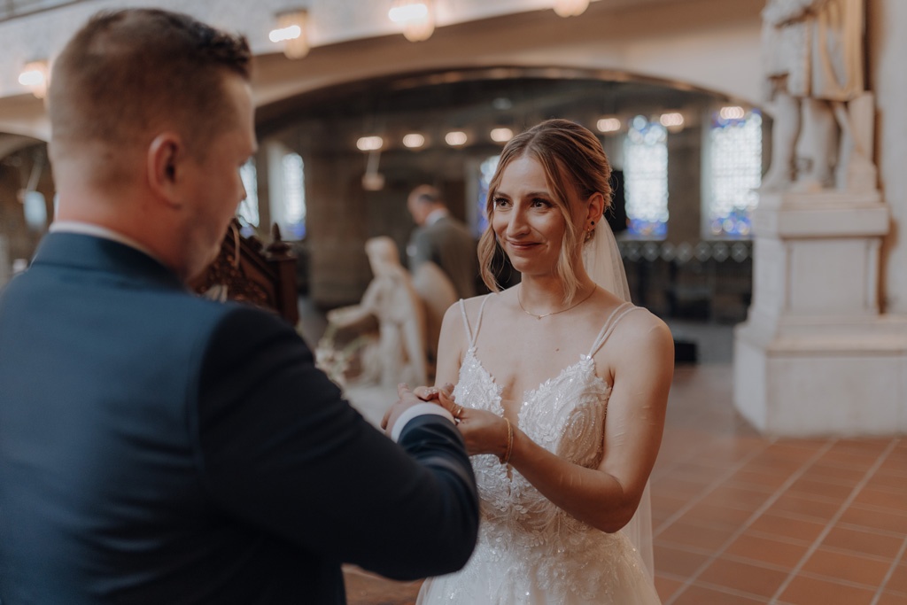 Hochzeitsfotos im Château Royal und Treehouse 25 hochzeitsfotograf berlin Hochzeitsfeier treehouse berlin eventfotos eventfotograf hochzeitsfeier brautpaar kirche kirchliche trauung