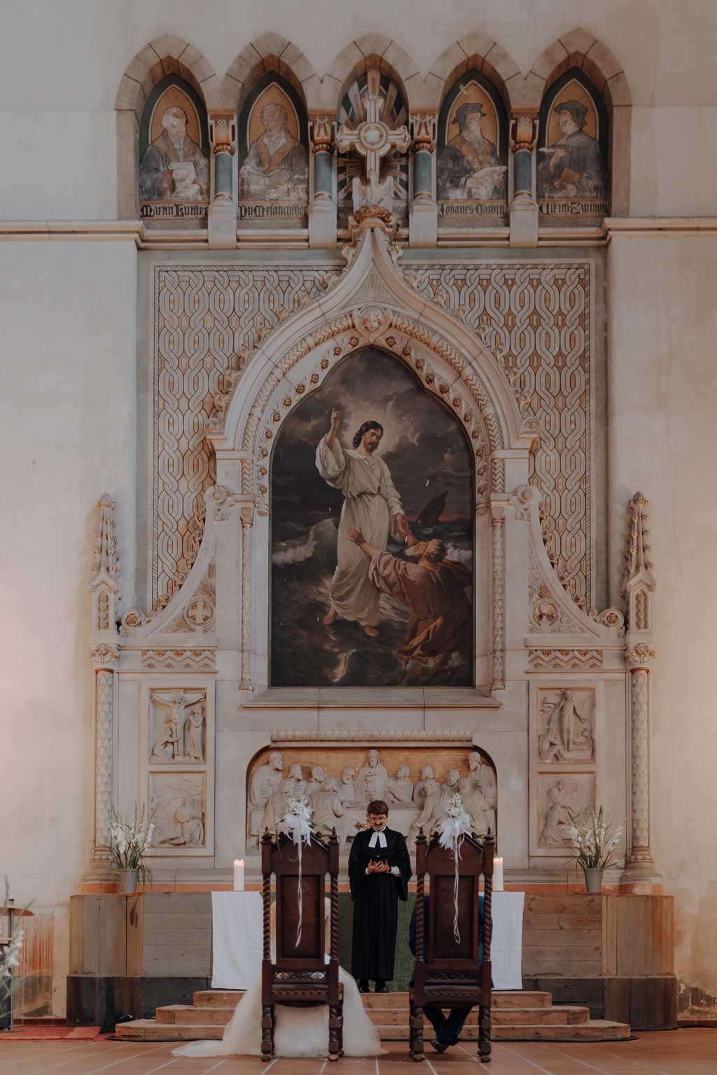 Hochzeitsfotos im Château Royal und Treehouse 21 hochzeitsfotograf berlin Hochzeitsfeier treehouse berlin eventfotos eventfotograf hochzeitsfeier brautpaar kirche kirchliche trauung