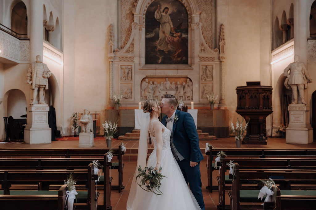 Hochzeitsfotos im Château Royal und Treehouse 26 hochzeitsfotograf berlin Hochzeitsfeier treehouse berlin eventfotos eventfotograf hochzeitsfeier brautpaar kirche kirchliche trauung