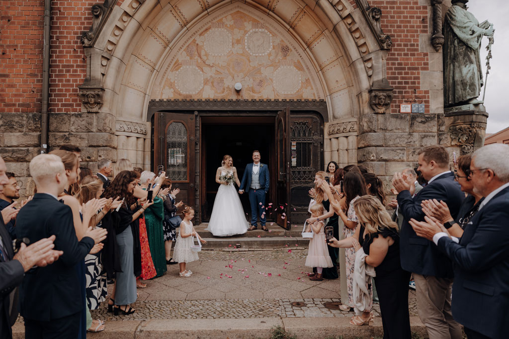 Hochzeitsfotos im Château Royal und Treehouse 27 hochzeitsfotograf berlin Hochzeitsfeier treehouse berlin eventfotos eventfotograf hochzeitsfeier brautpaar glückwünsche