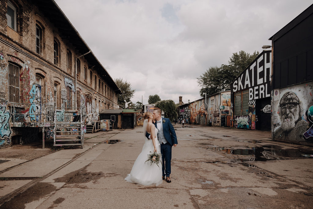 Hochzeitsfotos im Château Royal und Treehouse 33 hochzeitsfotograf berlin Hochzeitsfeier treehouse berlin eventfotos eventfotograf hochzeitsfeier raw gelände paarfotos brautpaar