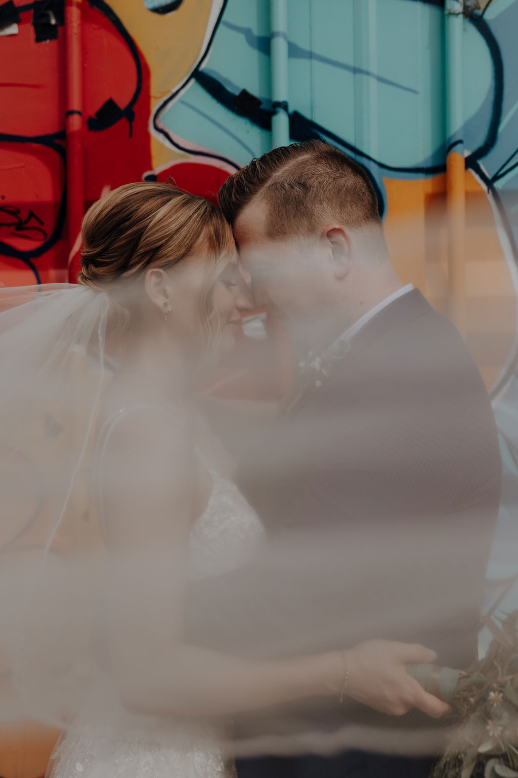 Hochzeitsfotos im Château Royal und Treehouse 35 hochzeitsfotograf berlin Hochzeitsfeier treehouse berlin eventfotos eventfotograf hochzeitsfeier raw gelände paarfotos brautpaar