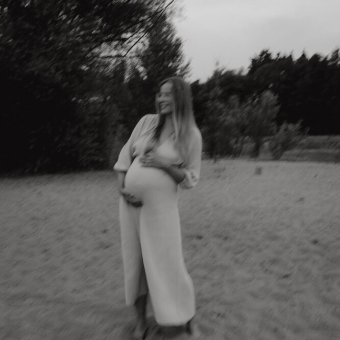 Babybauchfotos am Kaulsdorfer See in berlin Familienfotograf berlin Bilderserie Babybauch im grünen Fotoshootings mit Fotografin Schwangerschaftsfotos couplefotos mit Ultraschallfotos babybauch