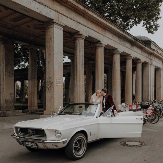 Hochzeit in der Charité in der Hoersaalrouine mit shooting an der Museumsinsel mit einem Oldtimer und dem Berliner Dom und dem Fernsehturm im Hintergrund. da haben wir Paarfotos gemacht.