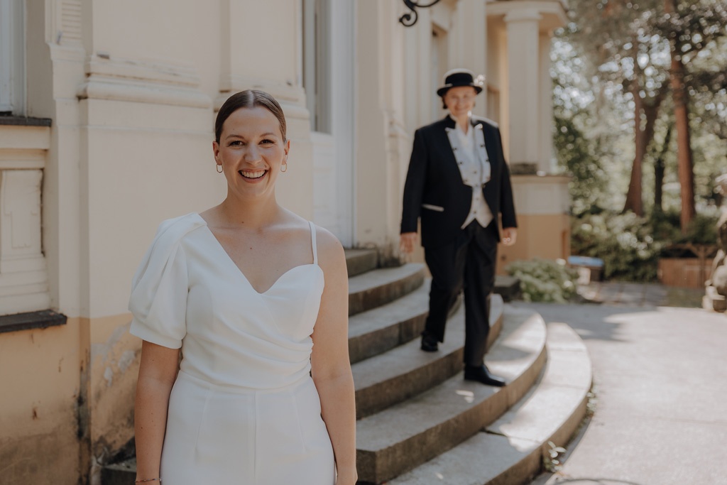 Hochzeit im Löwenpalais in Berlin 1 Hochzeit berlin als hochzeitsfotograf in berlin begleitet Hochzeit im Löwenpalais gleichgeschlechtliche freie trauung mit first Look und Tortenanschnitt und Hochzeitsparty