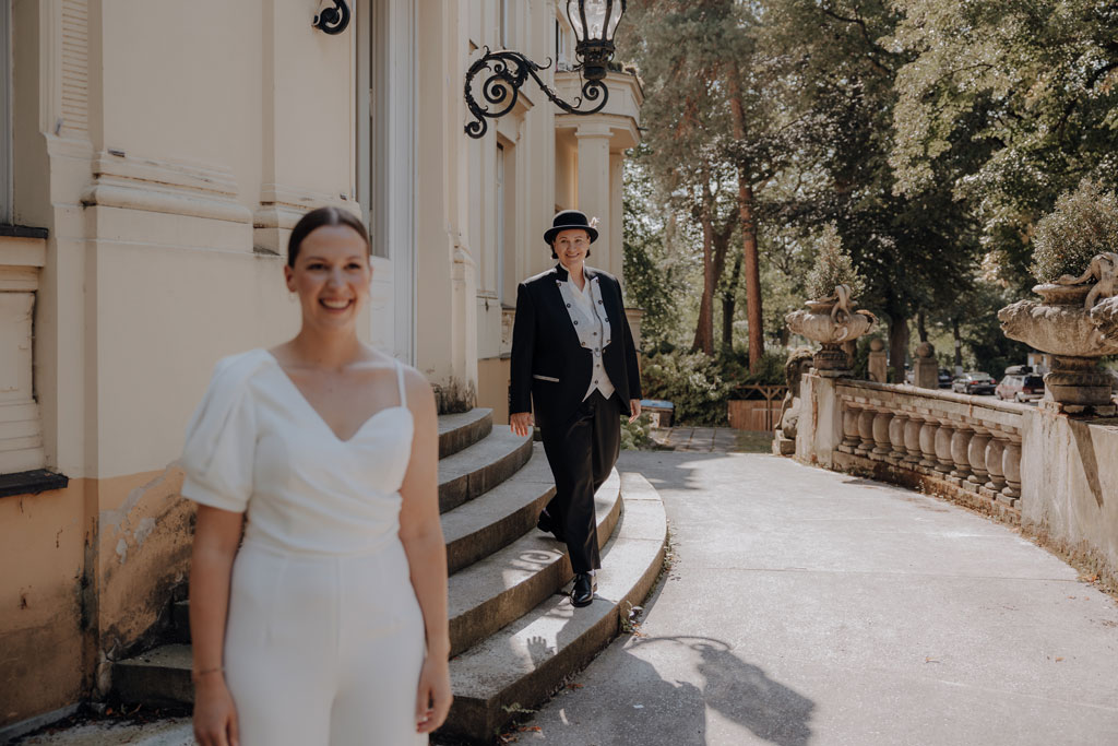 Hochzeit im Löwenpalais in Berlin 2 Hochzeit berlin als hochzeitsfotograf in berlin begleitet Hochzeit im Löwenpalais gleichgeschlechtliche freie trauung mit first Look und Tortenanschnitt und Hochzeitsparty