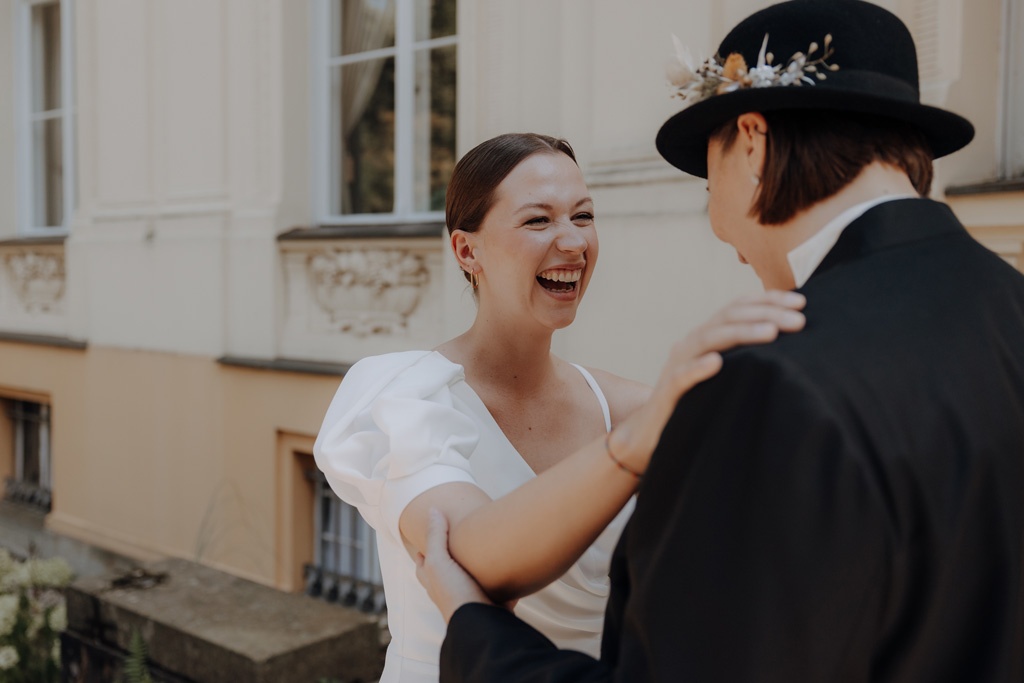 Hochzeit im Löwenpalais in Berlin 4 Hochzeit berlin als hochzeitsfotograf in berlin begleitet Hochzeit im Löwenpalais gleichgeschlechtliche freie trauung mit first Look und Tortenanschnitt und Hochzeitsparty