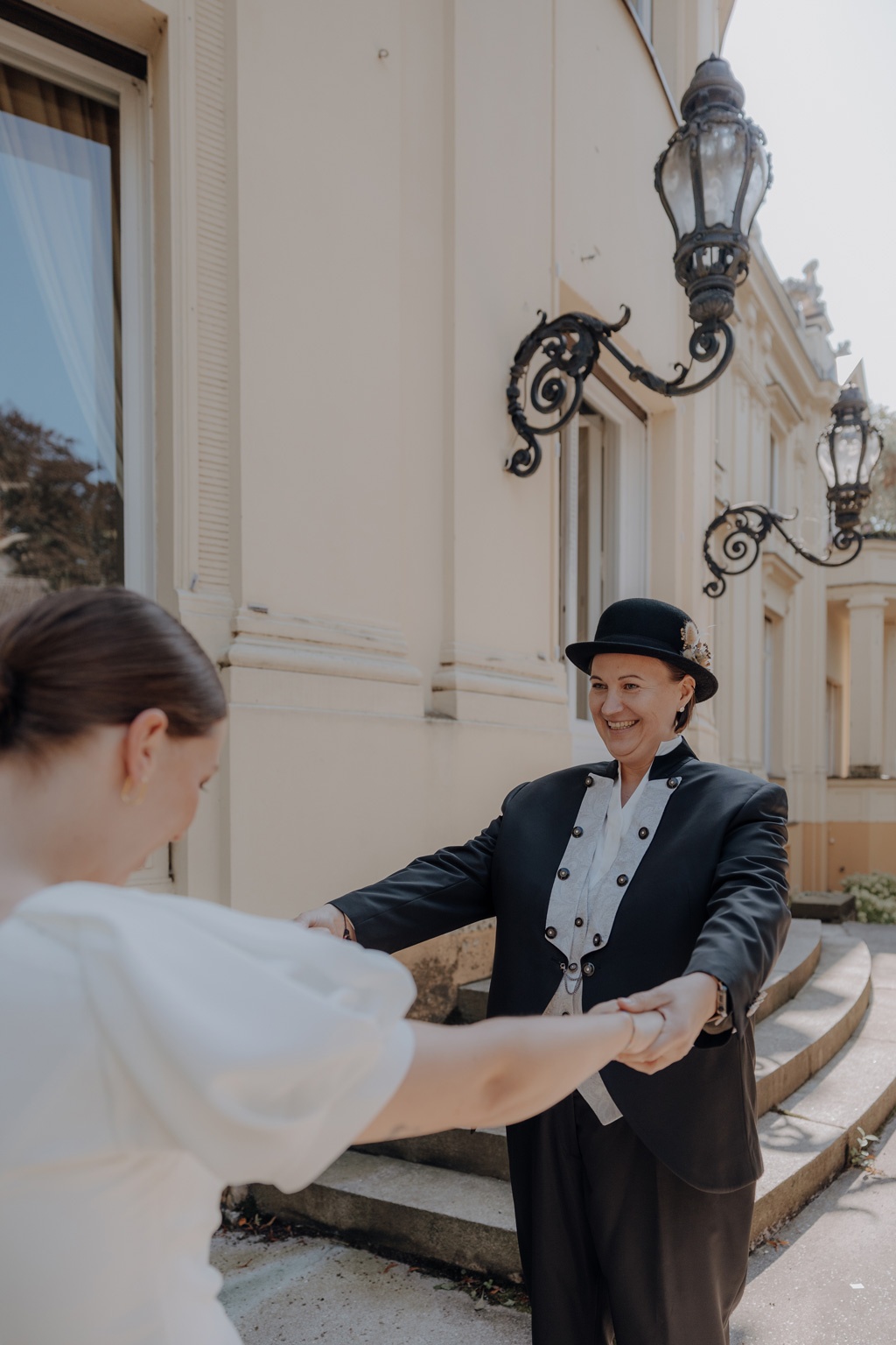 Hochzeit im Löwenpalais in Berlin 10 Hochzeit berlin als hochzeitsfotograf in berlin begleitet Hochzeit im Löwenpalais gleichgeschlechtliche freie trauung mit first Look und Tortenanschnitt und Hochzeitsparty