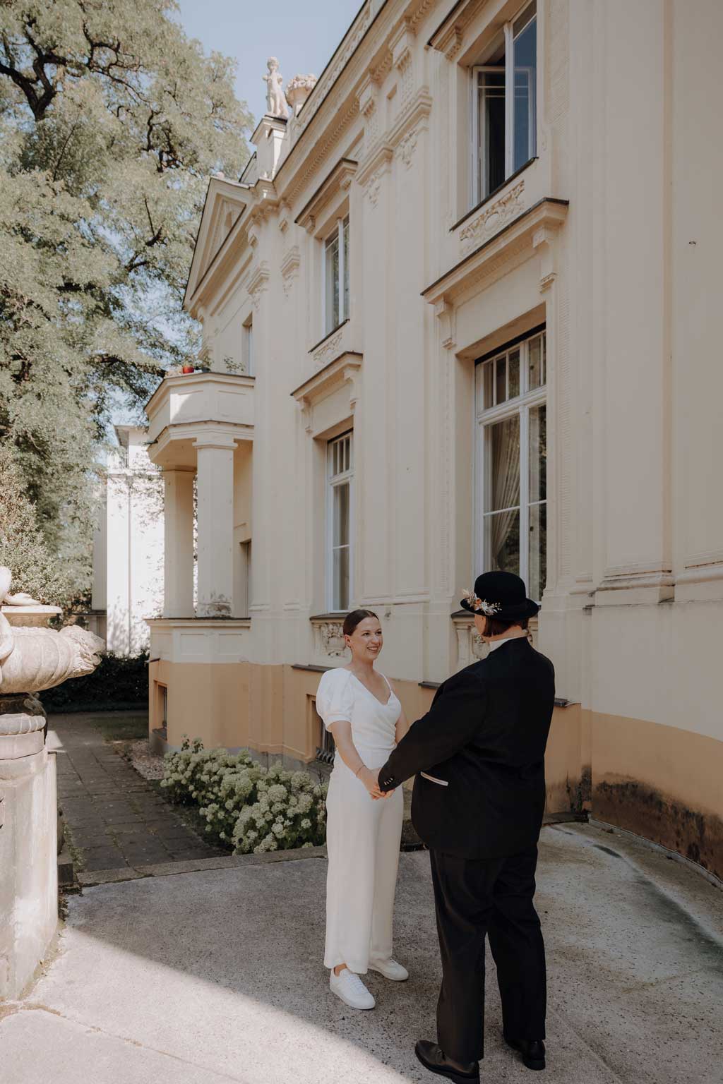 Hochzeit im Löwenpalais in Berlin 3 Hochzeit berlin als hochzeitsfotograf in berlin begleitet Hochzeit im Löwenpalais gleichgeschlechtliche freie trauung mit first Look und Tortenanschnitt und Hochzeitsparty