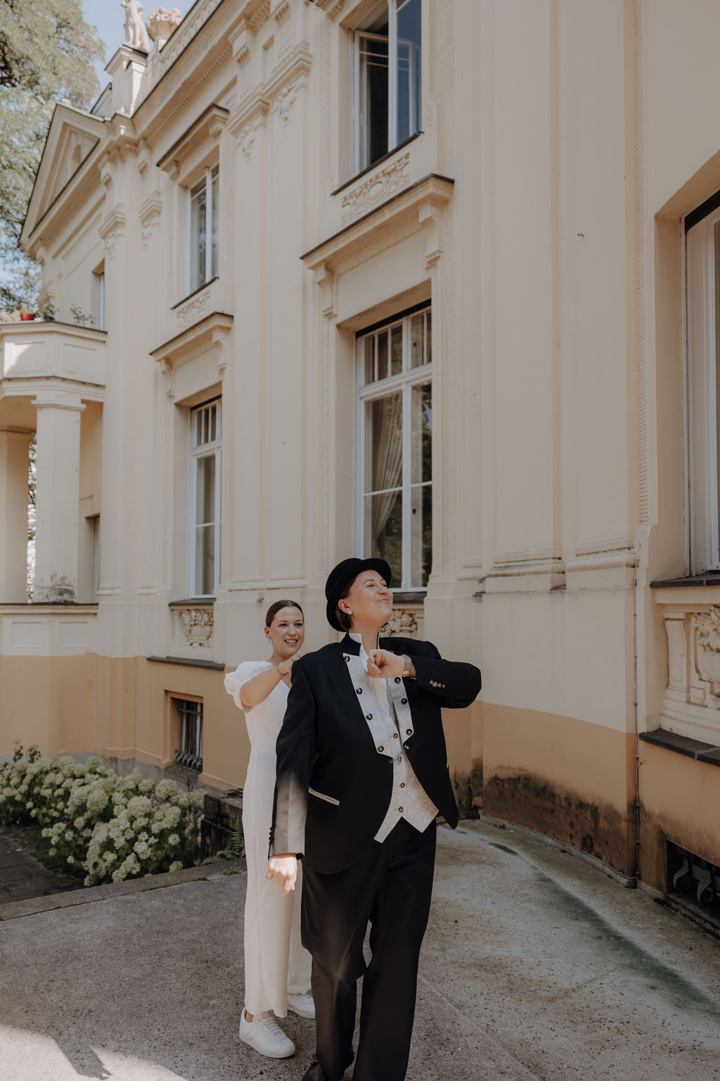 Hochzeit im Löwenpalais in Berlin 5 Hochzeit berlin als hochzeitsfotograf in berlin begleitet Hochzeit im Löwenpalais gleichgeschlechtliche freie trauung mit first Look und Tortenanschnitt und Hochzeitsparty