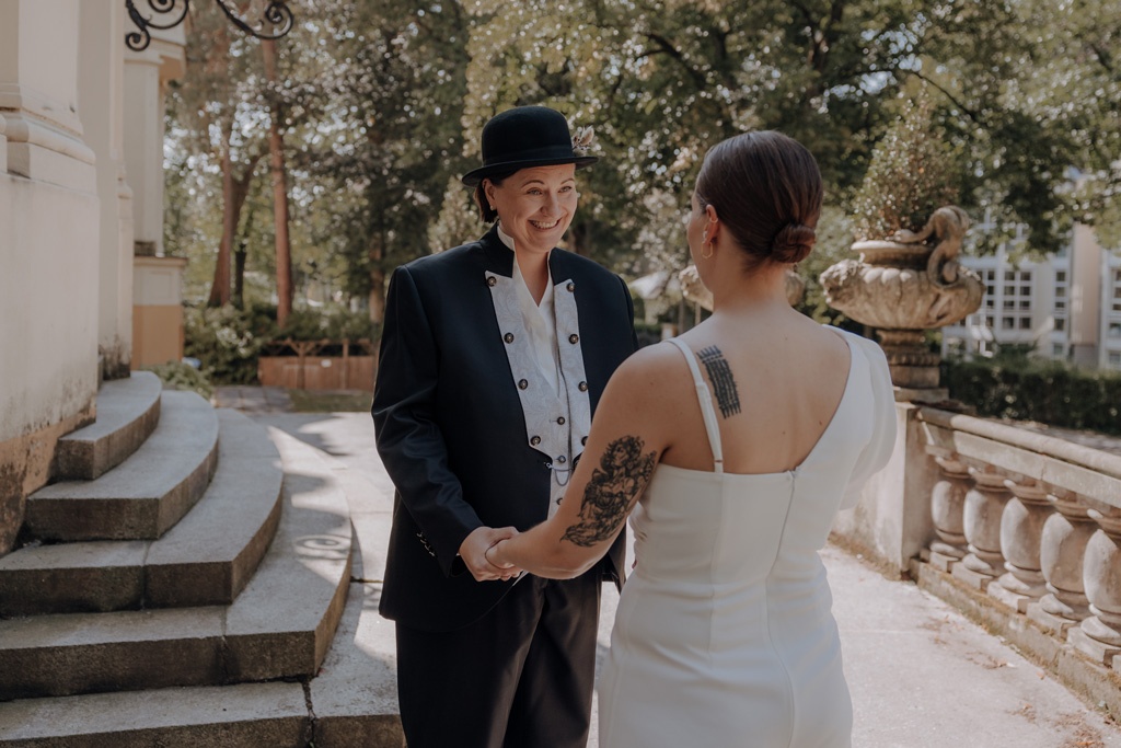 Hochzeit im Löwenpalais in Berlin 6 Hochzeit berlin als hochzeitsfotograf in berlin begleitet Hochzeit im Löwenpalais gleichgeschlechtliche freie trauung mit first Look und Tortenanschnitt und Hochzeitsparty