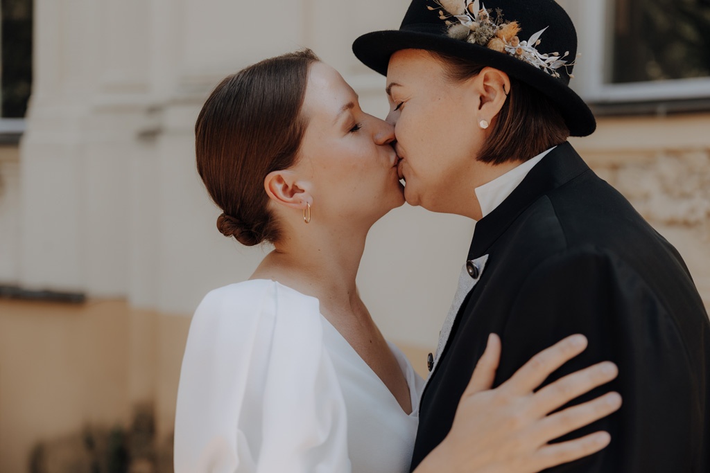Hochzeit im Löwenpalais in Berlin 8 Hochzeit berlin als hochzeitsfotograf in berlin begleitet Hochzeit im Löwenpalais gleichgeschlechtliche freie trauung mit first Look und Tortenanschnitt und Hochzeitsparty