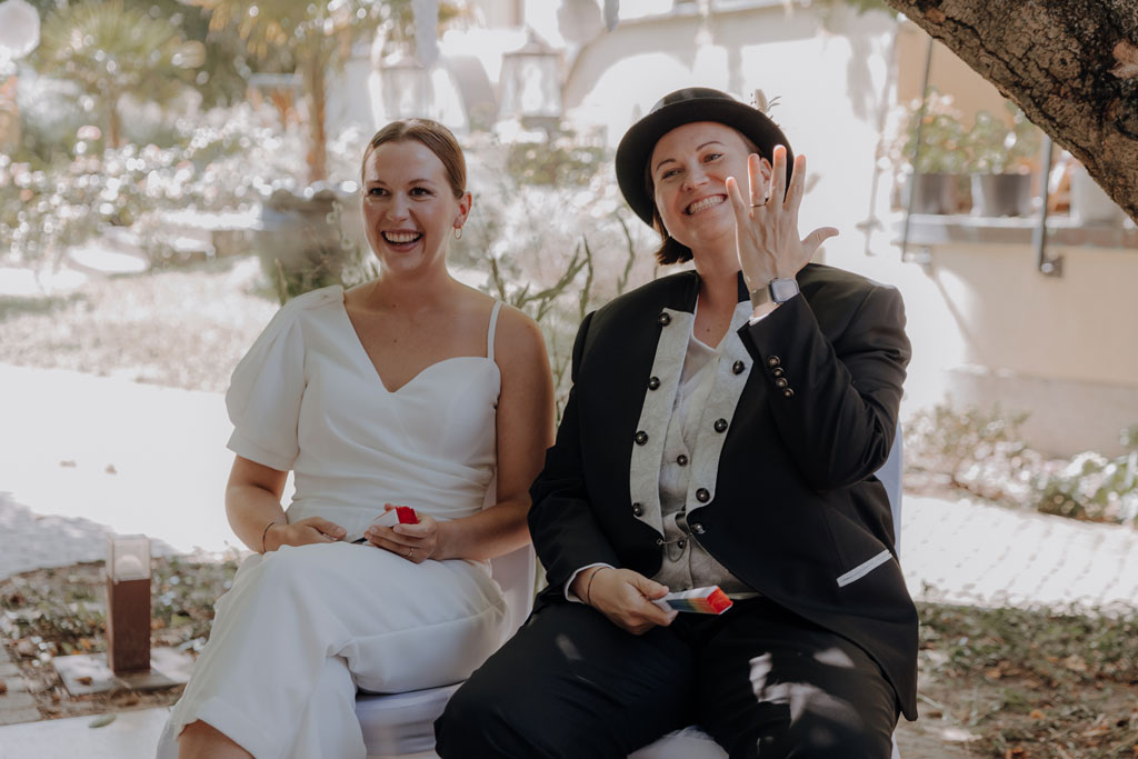 Hochzeit im Löwenpalais in Berlin 12 Hochzeit berlin als hochzeitsfotograf in berlin begleitet Hochzeit im Löwenpalais gleichgeschlechtliche freie trauung mit first Look und Tortenanschnitt und Hochzeitsparty