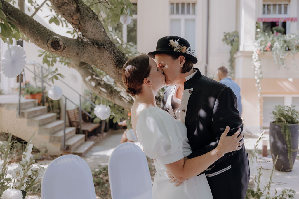 Hochzeit im Löwenpalais in Berlin 15 Hochzeit berlin als hochzeitsfotograf in berlin begleitet Hochzeit im Löwenpalais gleichgeschlechtliche freie trauung mit first Look und Tortenanschnitt und Hochzeitsparty