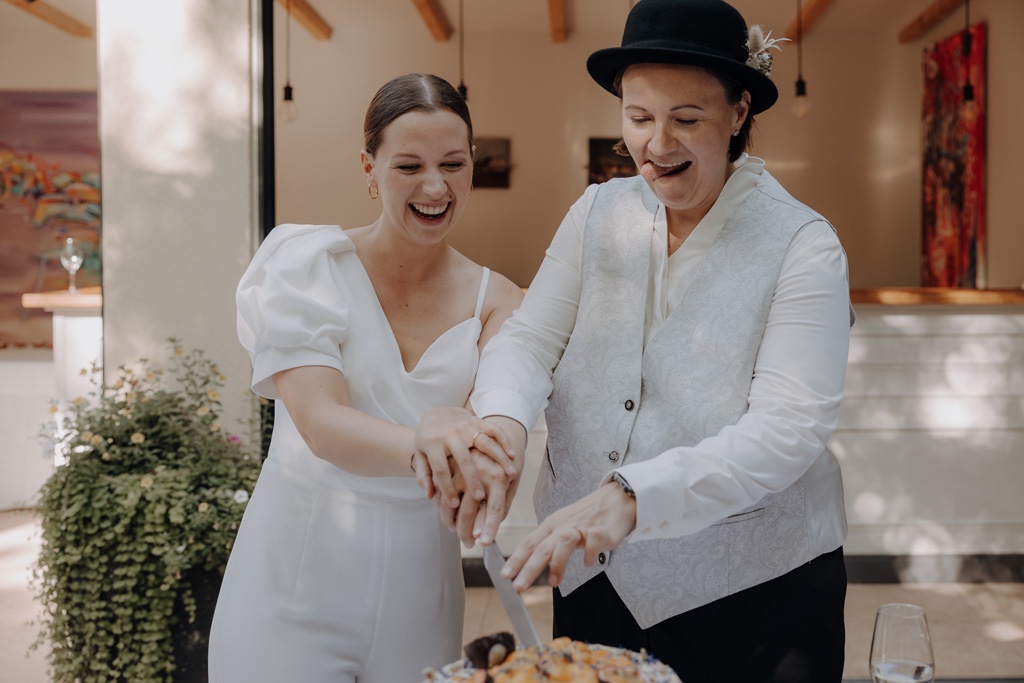 Hochzeit im Löwenpalais in Berlin 22 Hochzeit berlin als hochzeitsfotograf in berlin begleitet Hochzeit im Löwenpalais gleichgeschlechtliche freie trauung mit first Look und Tortenanschnitt und Hochzeitsparty