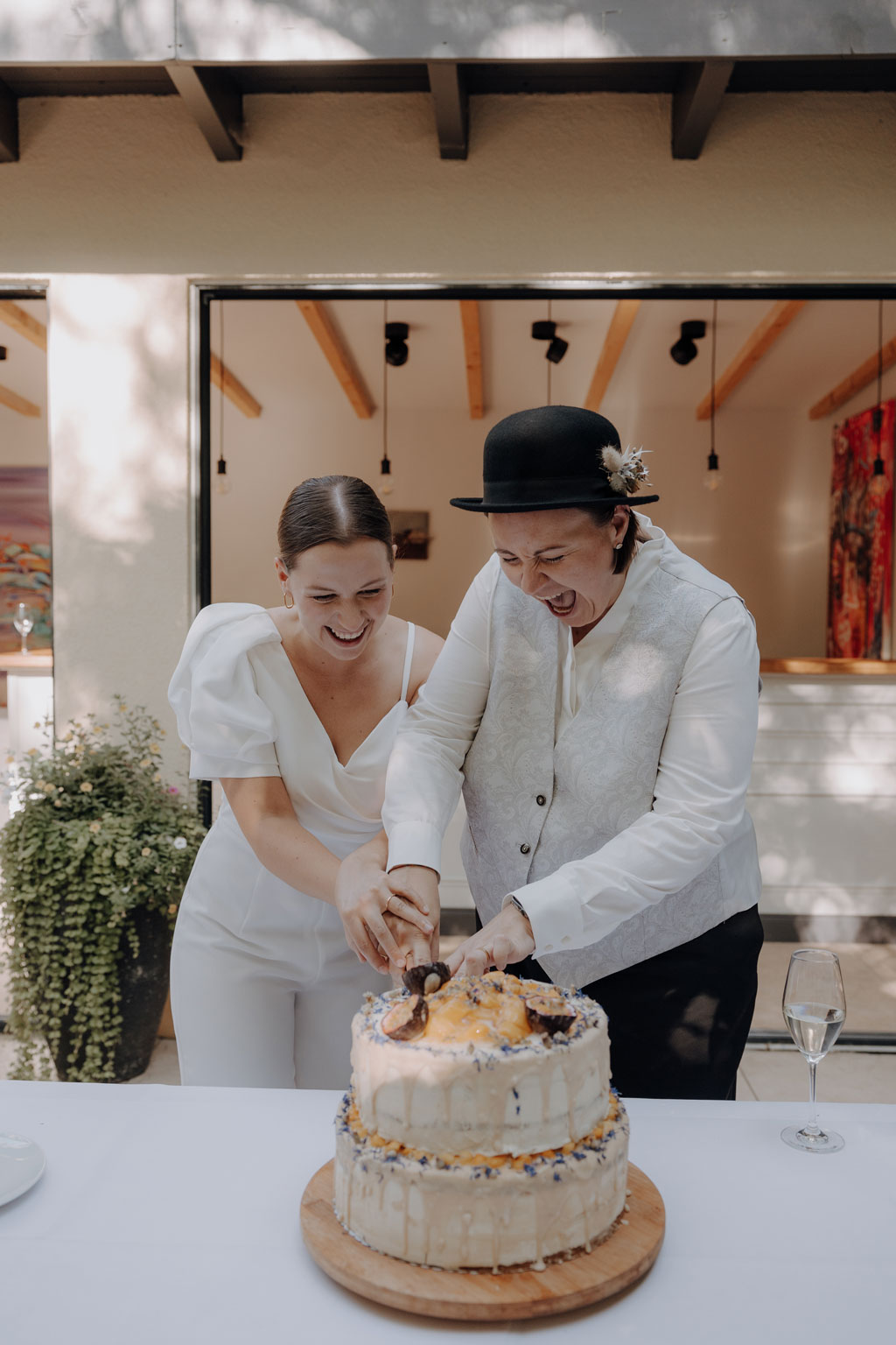 Hochzeit im Löwenpalais in Berlin 20 Hochzeit berlin als hochzeitsfotograf in berlin begleitet Hochzeit im Löwenpalais gleichgeschlechtliche freie trauung mit first Look und Tortenanschnitt und Hochzeitsparty