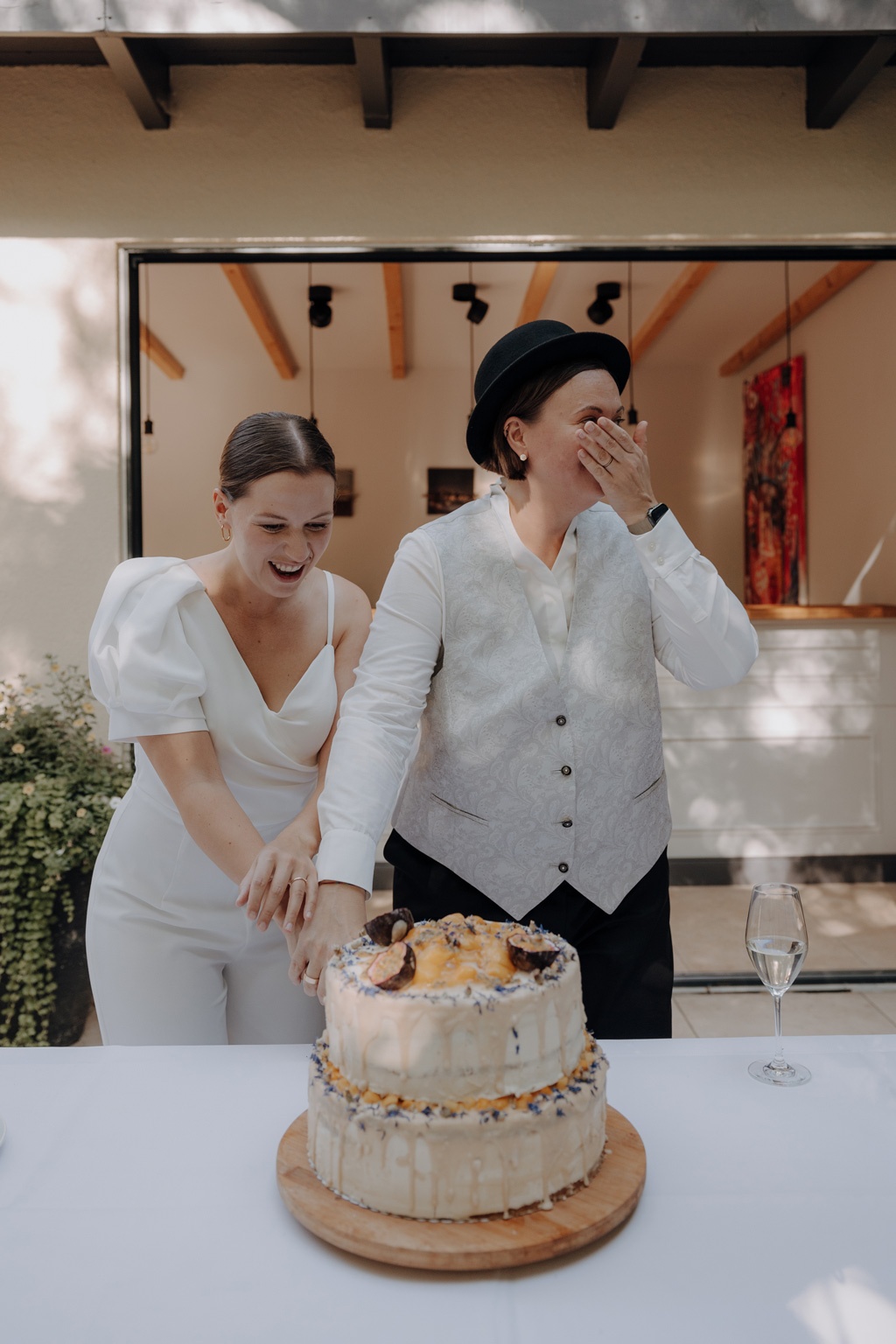 Hochzeit im Löwenpalais in Berlin 19 Hochzeit berlin als hochzeitsfotograf in berlin begleitet Hochzeit im Löwenpalais gleichgeschlechtliche freie trauung mit first Look und Tortenanschnitt und Hochzeitsparty
