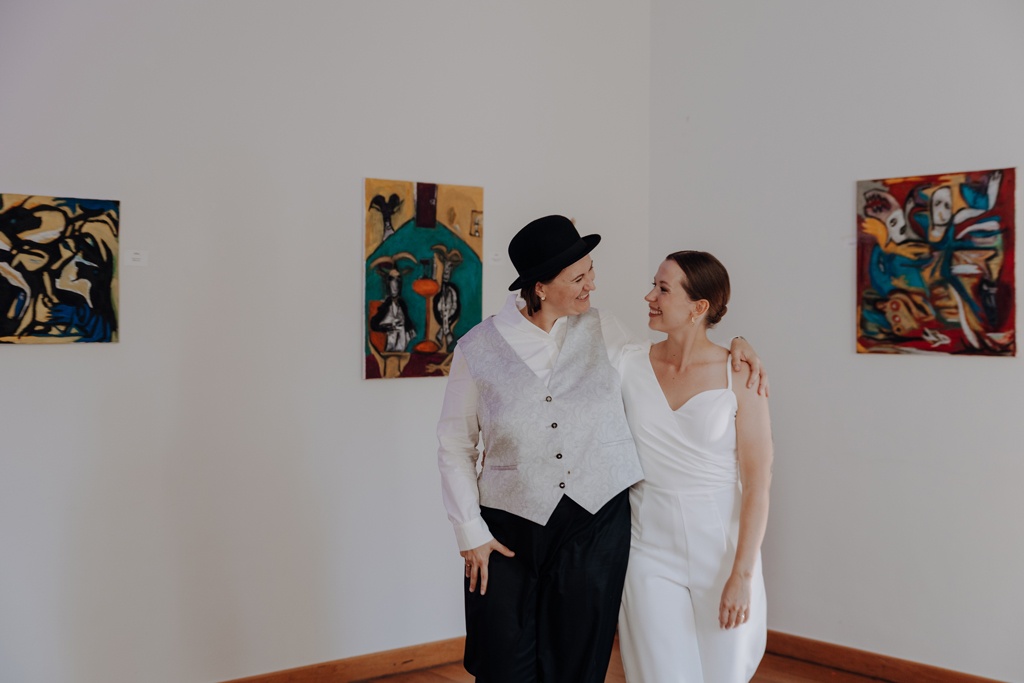 Hochzeit im Löwenpalais in Berlin 44 Hochzeit berlin als hochzeitsfotograf in berlin begleitet Hochzeit im Löwenpalais gleichgeschlechtliche freie trauung mit first Look und Tortenanschnitt und Hochzeitsparty