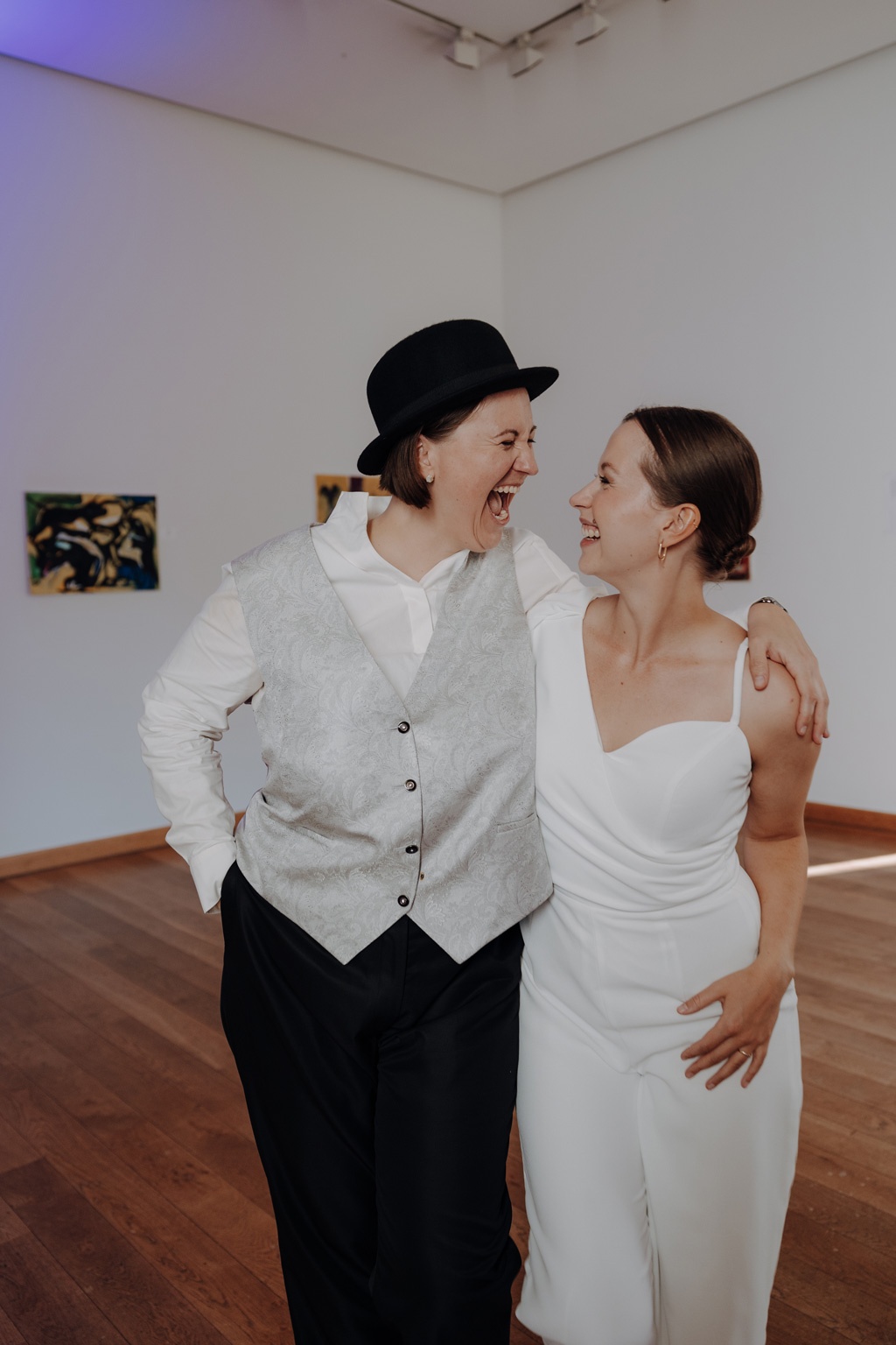 Hochzeit im Löwenpalais in Berlin 45 Hochzeit berlin als hochzeitsfotograf in berlin begleitet Hochzeit im Löwenpalais gleichgeschlechtliche freie trauung mit first Look und Tortenanschnitt und Hochzeitsparty