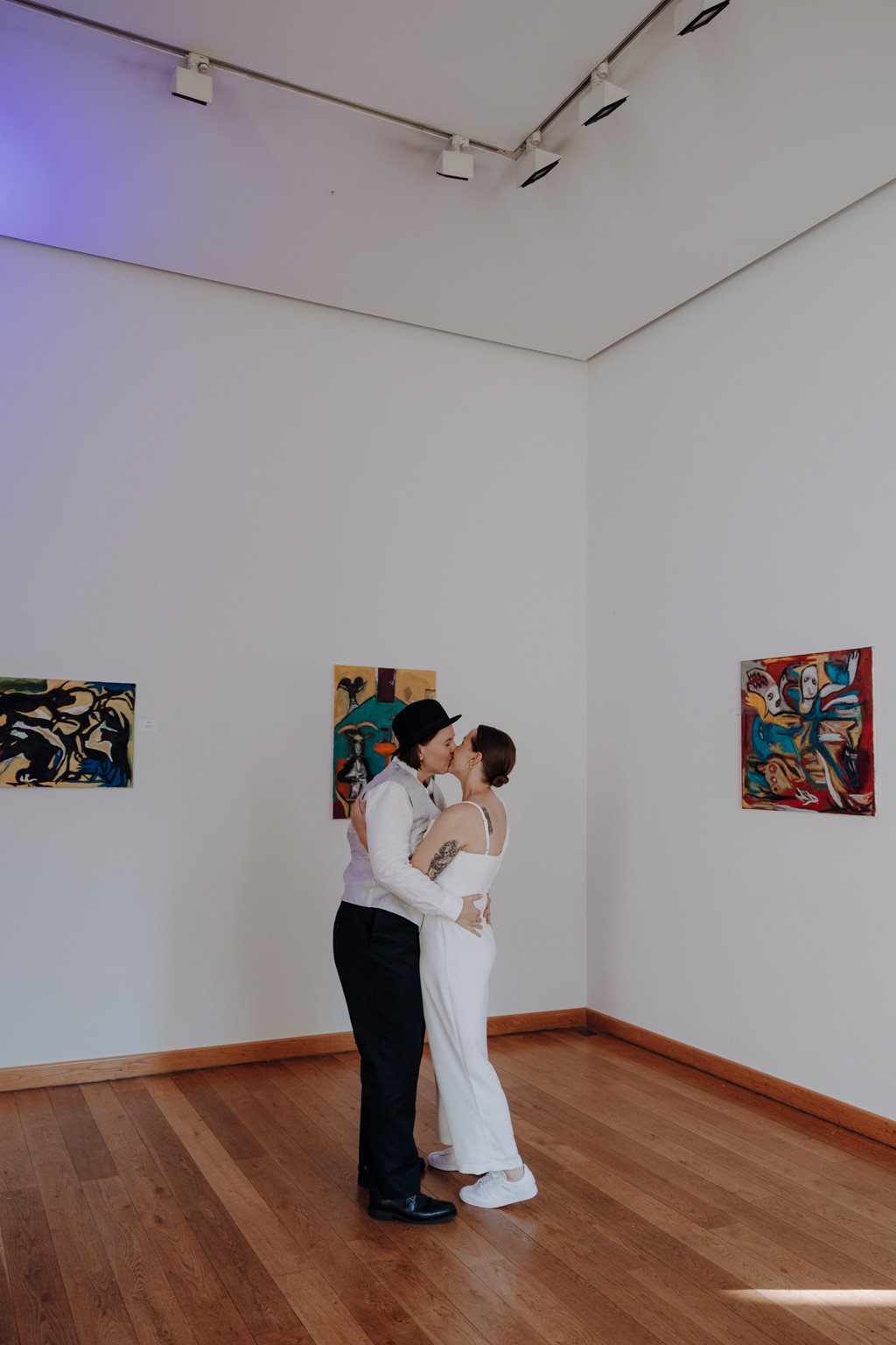 Hochzeit im Löwenpalais in Berlin 42 Hochzeit berlin als hochzeitsfotograf in berlin begleitet Hochzeit im Löwenpalais gleichgeschlechtliche freie trauung mit first Look und Tortenanschnitt und Hochzeitsparty