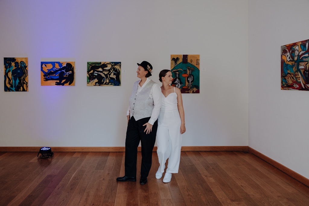 Hochzeit im Löwenpalais in Berlin 43 Hochzeit berlin als hochzeitsfotograf in berlin begleitet Hochzeit im Löwenpalais gleichgeschlechtliche freie trauung mit first Look und Tortenanschnitt und Hochzeitsparty