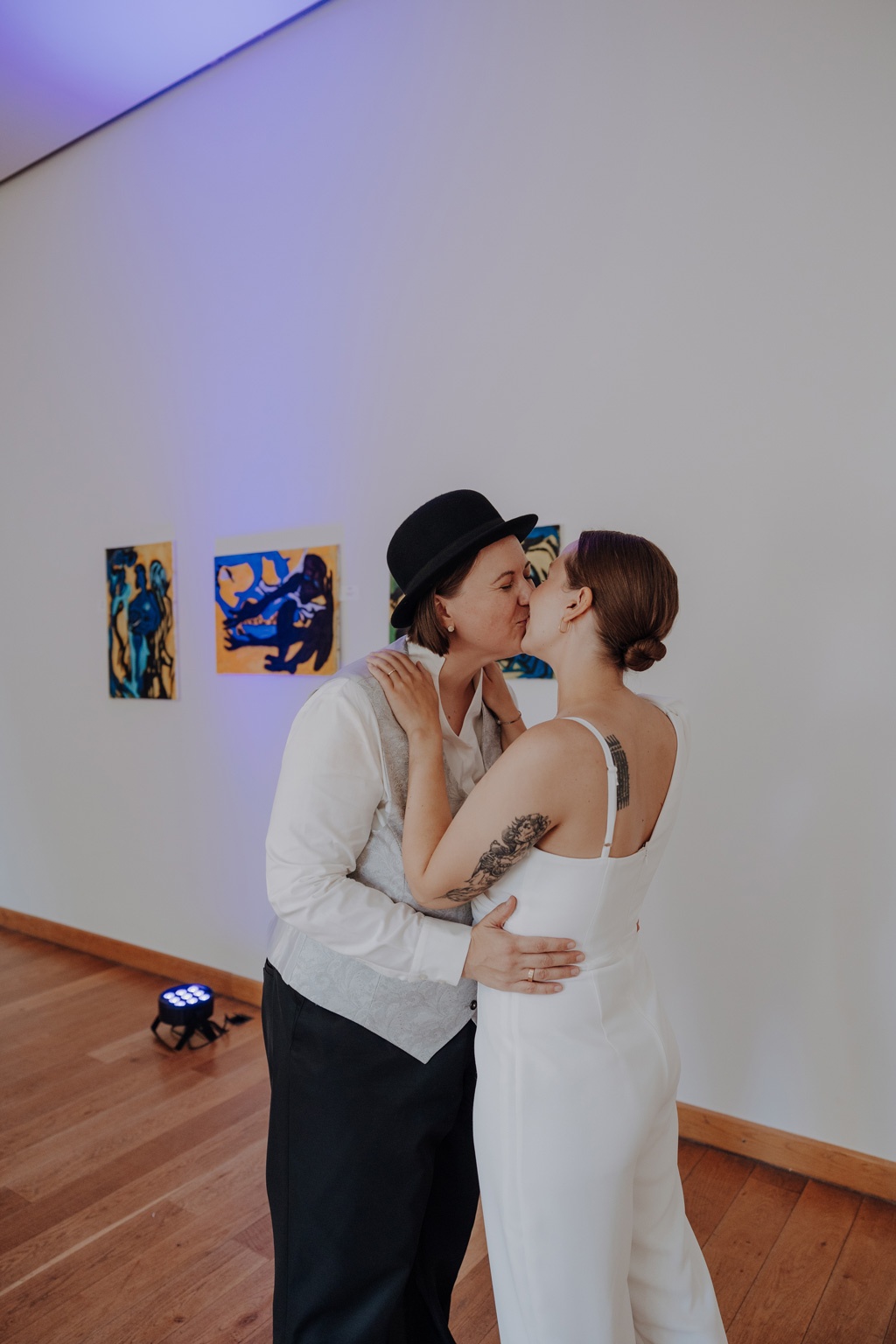 Hochzeit im Löwenpalais in Berlin 40 Hochzeit berlin als hochzeitsfotograf in berlin begleitet Hochzeit im Löwenpalais gleichgeschlechtliche freie trauung mit first Look und Tortenanschnitt und Hochzeitsparty
