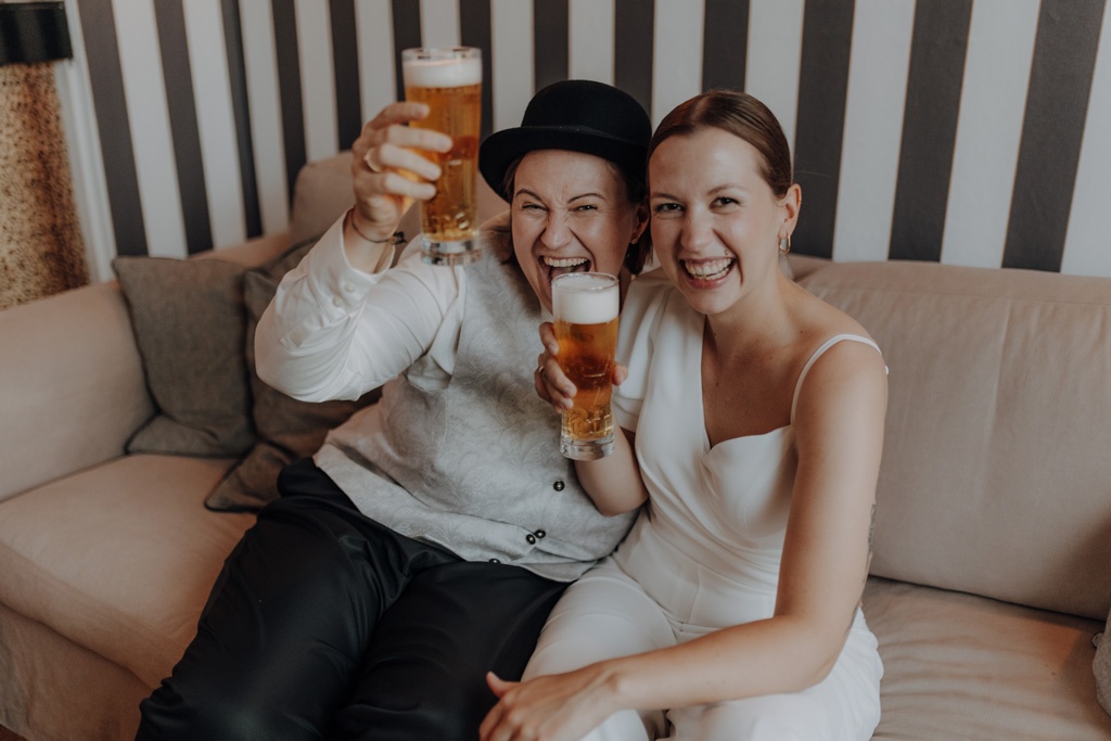 Hochzeit im Löwenpalais in Berlin 26 Hochzeit berlin als hochzeitsfotograf in berlin begleitet Hochzeit im Löwenpalais gleichgeschlechtliche freie trauung mit first Look und Tortenanschnitt und Hochzeitsparty