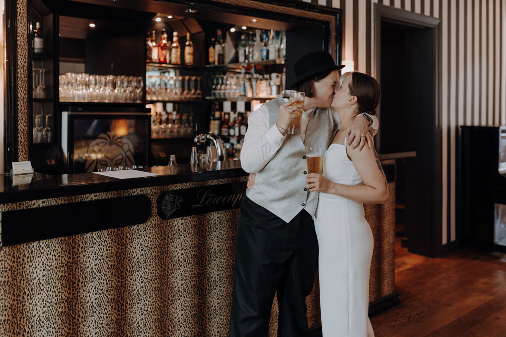 Hochzeit im Löwenpalais in Berlin 24 Hochzeit berlin als hochzeitsfotograf in berlin begleitet Hochzeit im Löwenpalais gleichgeschlechtliche freie trauung mit first Look und Tortenanschnitt und Hochzeitsparty