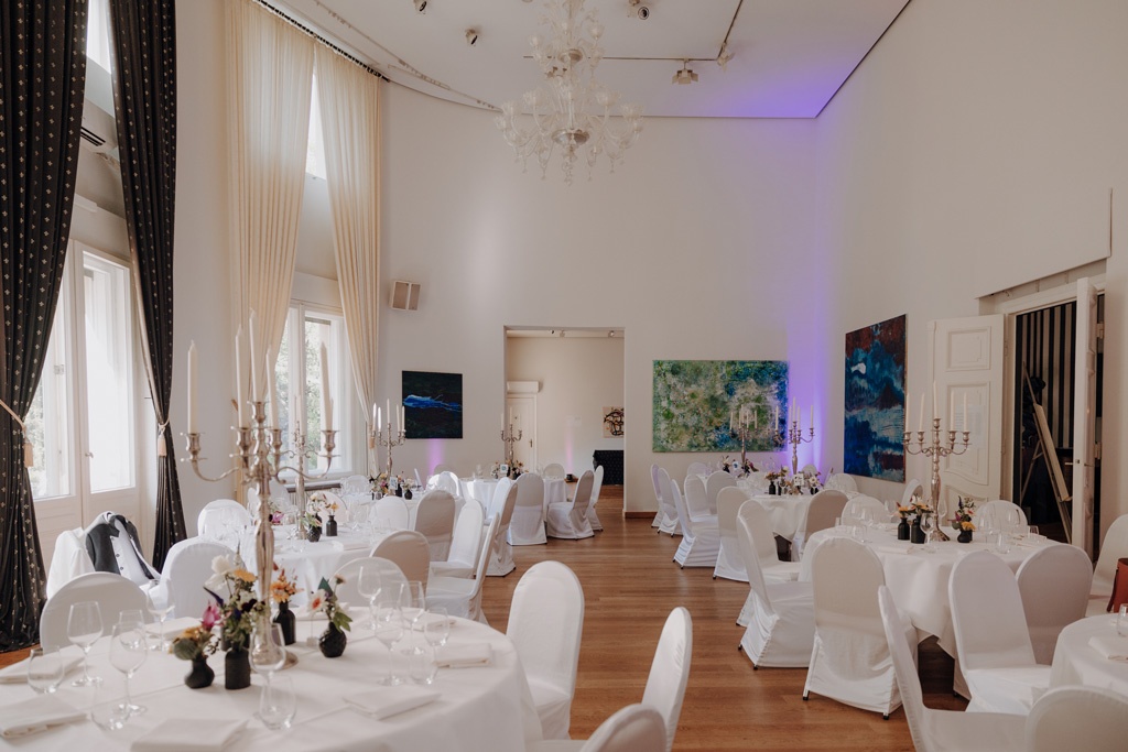 Hochzeit im Löwenpalais in Berlin 36 Hochzeit berlin als hochzeitsfotograf in berlin begleitet Hochzeit im Löwenpalais gleichgeschlechtliche freie trauung mit first Look und Tortenanschnitt und Hochzeitsparty