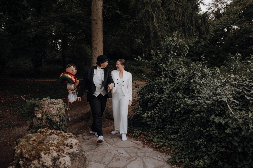 Hochzeit im Löwenpalais in Berlin 28 Hochzeit berlin als hochzeitsfotograf in berlin begleitet Hochzeit im Löwenpalais gleichgeschlechtliche freie trauung mit first Look und Tortenanschnitt und Hochzeitsparty