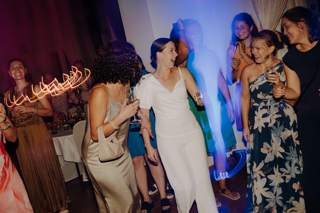 Hochzeit im Löwenpalais in Berlin 46 Hochzeit berlin als hochzeitsfotograf in berlin begleitet Hochzeit im Löwenpalais gleichgeschlechtliche freie trauung mit first Look und Tortenanschnitt und Hochzeitsparty