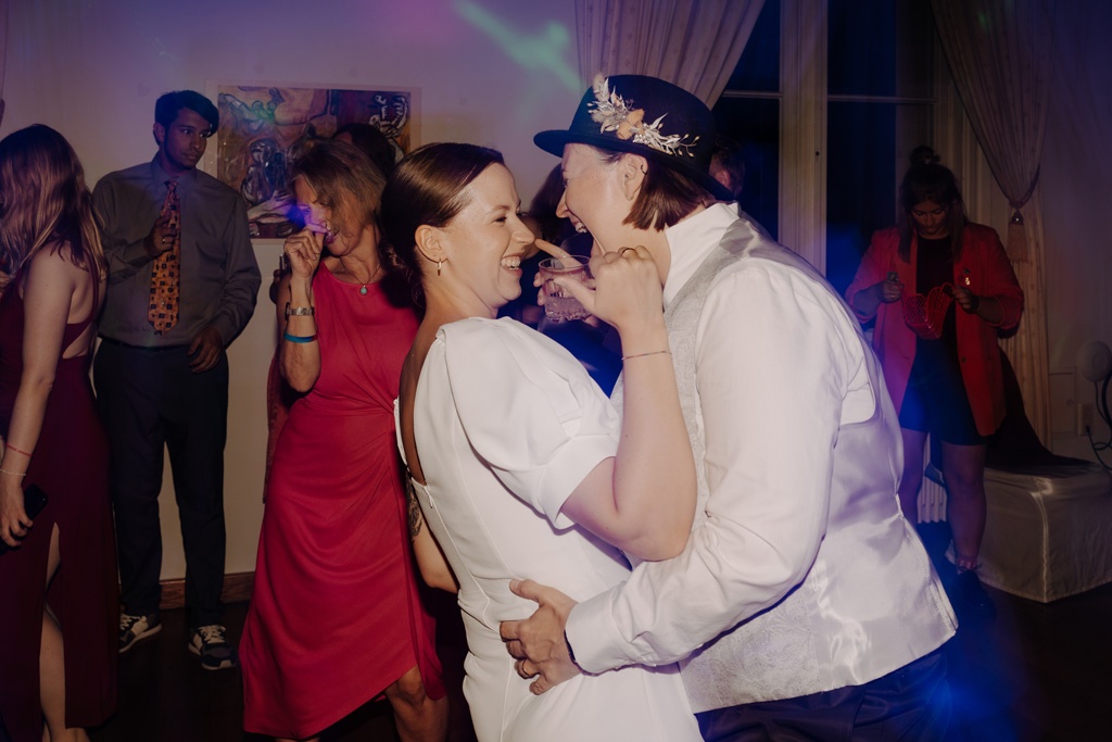 Hochzeit im Löwenpalais in Berlin 50 Hochzeit berlin als hochzeitsfotograf in berlin begleitet Hochzeit im Löwenpalais gleichgeschlechtliche freie trauung mit first Look und Tortenanschnitt und Hochzeitsparty