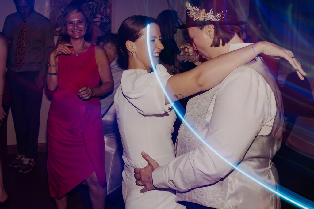 Hochzeit im Löwenpalais in Berlin 51 Hochzeit berlin als hochzeitsfotograf in berlin begleitet Hochzeit im Löwenpalais gleichgeschlechtliche freie trauung mit first Look und Tortenanschnitt und Hochzeitsparty